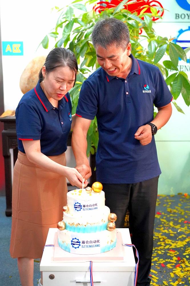 劉總譚總切蛋糕 劉總譚總切蛋糕