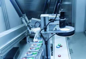 系統(tǒng)集成電子設(shè)備協(xié)作自動(dòng)化機(jī)器人和安全問題