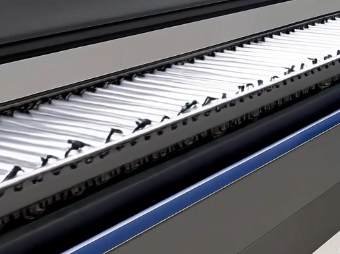 移動式輸送機的同步輸送與碰撞防護策略如何實現？